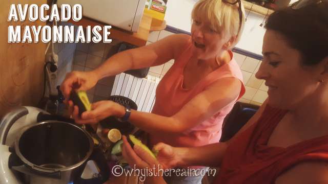 Madame Thermomix discovers Lunchbox Doctor's fantastic trick for getting the flesh out of an avocado skin ;-)